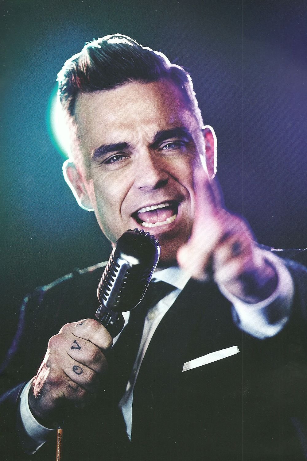 images/gallery/artwork-photoshoot/2014-tour-book-julian-broad/2014-tour-book-julian-broad-19.jpg