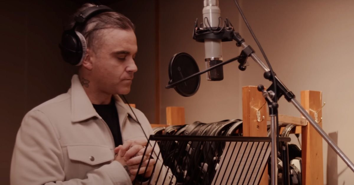 Santa Baby (Studio Video)